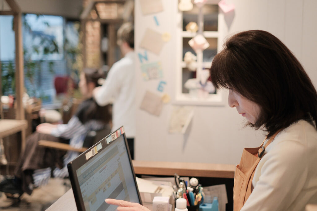 ネット業務を行うサロンオーナーの写真